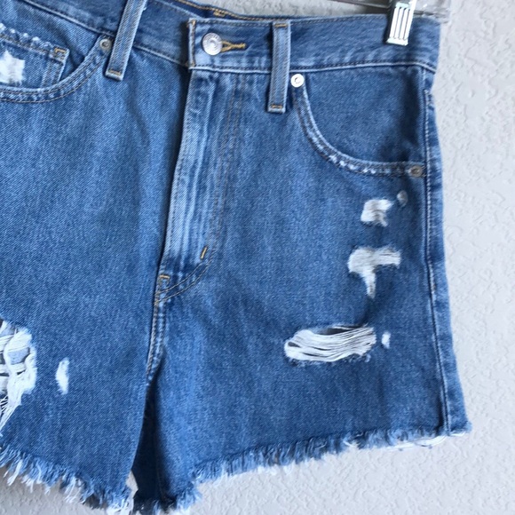 Levi’s Womens High Waisted Mom Shorts 25 Distressed Cutoff - Picture 3 of 13